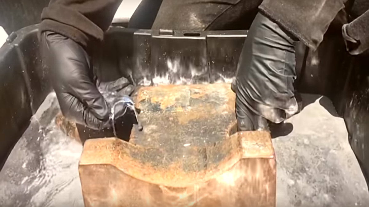 50 Kiloluk Demir Örsün Civada Yüzdüğünü Gösteren Video