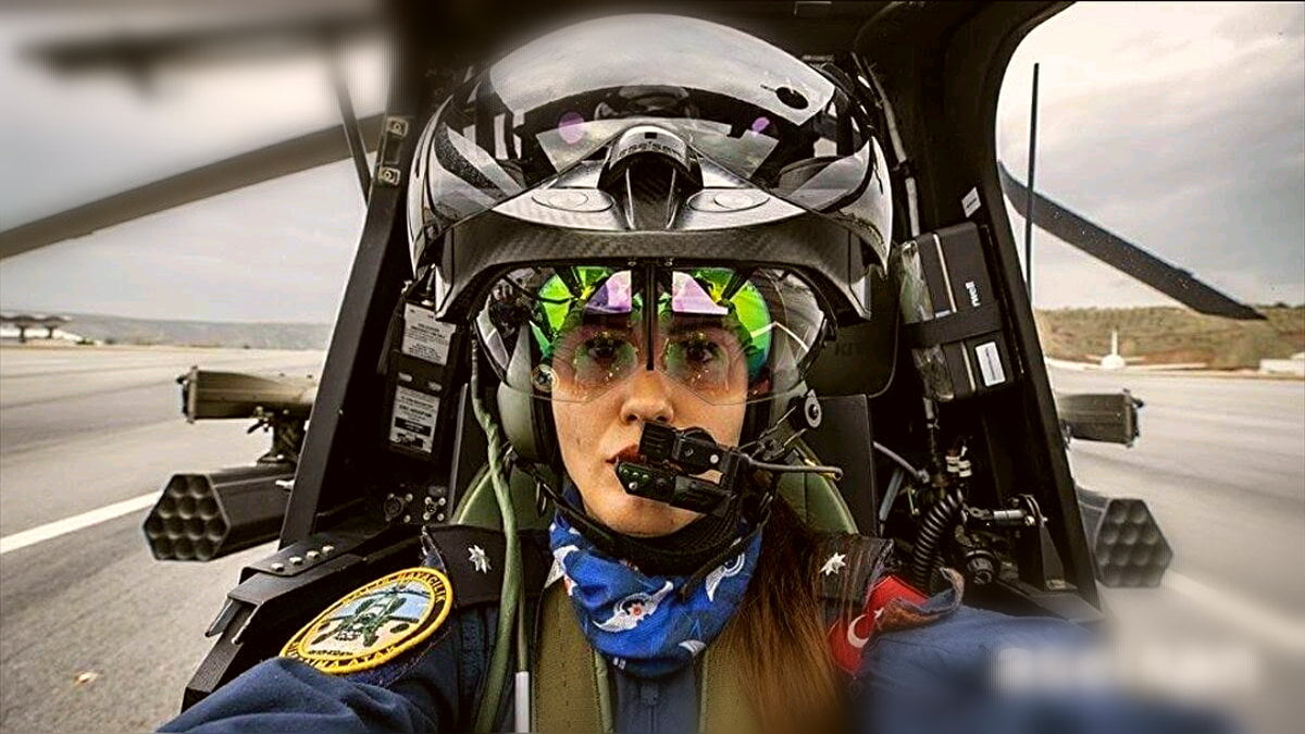 Göğsümüzü Kabartan Özge Karabulut, Türkiye’nin İlk Kadın Taarruz Helikopter Pilotu Oldu