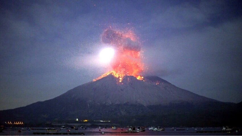 Japonya’da Sakurajima Yanardağı Tekrar Patladı
