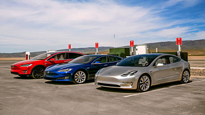 Seyir Halindeki Tesla Aracı, Durup Dururken Alev Alıp Yanmaya Başladı